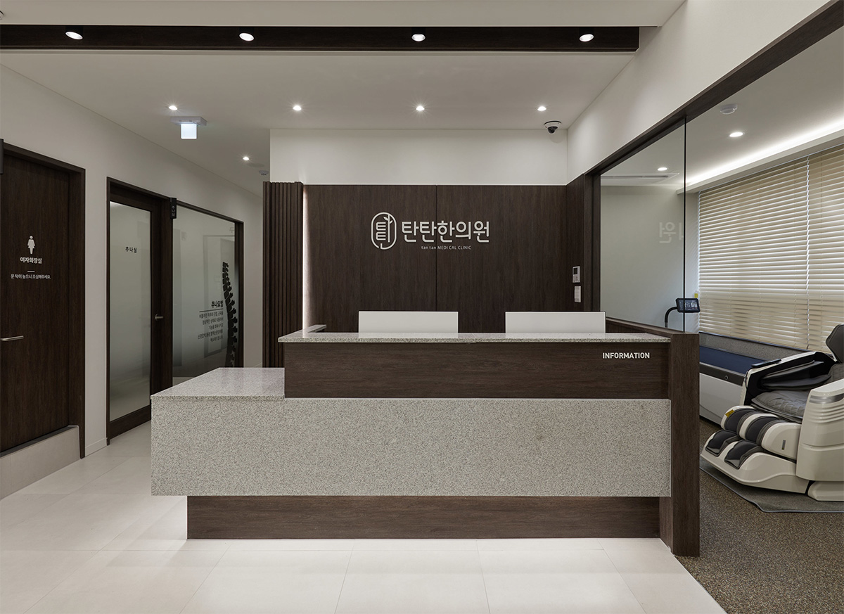 탄탄한의원 기존 공식 사이트에 게시된 접수·대기 공간 사진